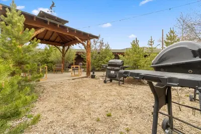 a backyard with a grill and a picnic table at Hummingbird Heaven Cozy Cabin 1 Block to Lake, located in Town in Grand Lake