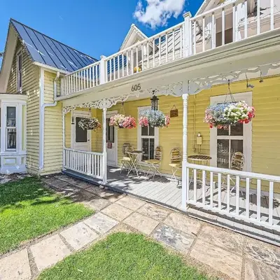 Victorian Dream! Charming Mountain View Home by Downtown