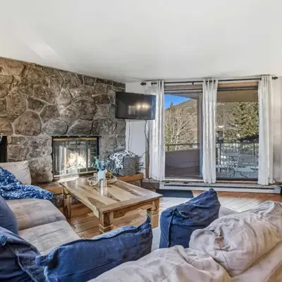 2BR Escape for 6 Overlooking Marina & Lake Dillon