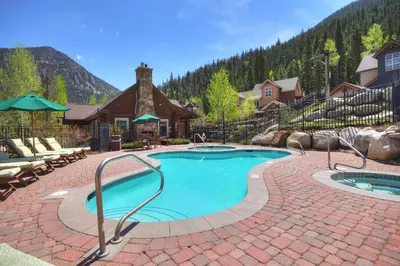 a swimming pool in a resort with a house at 6508 Settlers Creek Townhomes in Keystone